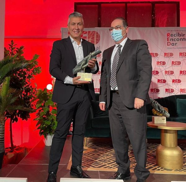 Yelidá Oyola recibe en Plasencia de Red Empresarial el premio a la "fenomenal" trayectoria de Clínicas Revitae